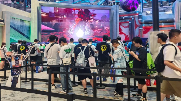 大批动漫爱好者在上海参加Bilibili World。小红书@零落山川